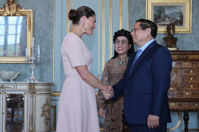 Công chúa kế vị Victoria vui mừng chào đón Thủ tướng Phạm Minh Chính và Phu nhân cùng Đoàn đại biểu cấp cao Việt Nam thăm chính thức Vương quốc Thụy Điển. (Ảnh: VGP/NHẬT BẮC) cong1.jpg