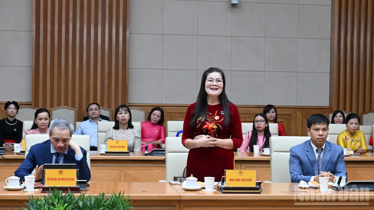 Representanter för framstående lärare talade vid mötet. (Foto: TRAN HAI) ndo_br_b4-1167.jpg