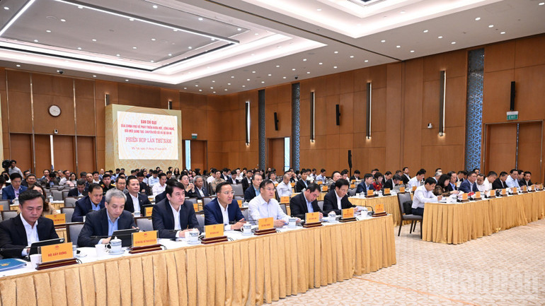 ថ្នាក់ដឹកនាំ និងប្រតិភូចូលរួមកិច្ចប្រជុំ។ (រូបថត៖ ត្រាន់ ហៃ) ndo_br_a4-9303.jpg