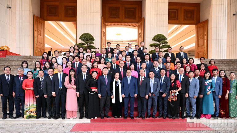 Premiärminister Pham Minh Chinh med framstående lärare vid mötet. (Foto: TRAN HAI) ndo_br_b8-4949.jpg