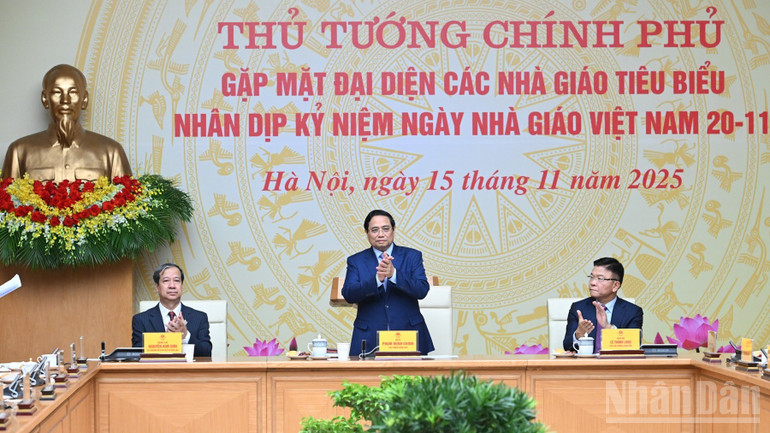 Premiärminister Pham Minh Chinh ledde ett möte med representanter för framstående lärare. (Foto: TRAN HAI) ndo_br_b1-9802.jpg