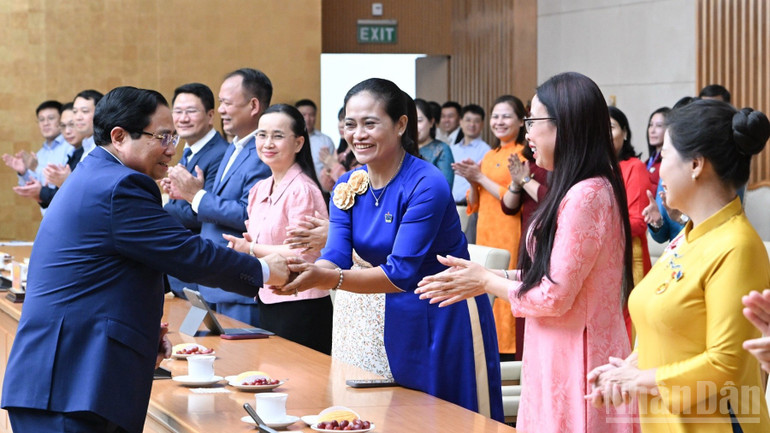 Premiärminister Pham Minh Chinh med lärare vid mötet. (Foto: TRAN HAI) ndo_br_b6-8320.jpg