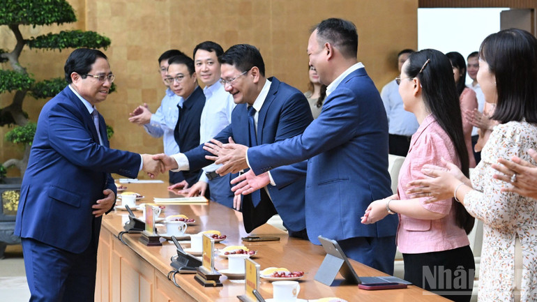 Premiärminister Pham Minh Chinh skakar hand och gratulerar lärarna med anledning av Vietnams lärardag, den 20 november. (Foto: TRAN HAI) ndo_br_b2-2051.jpg