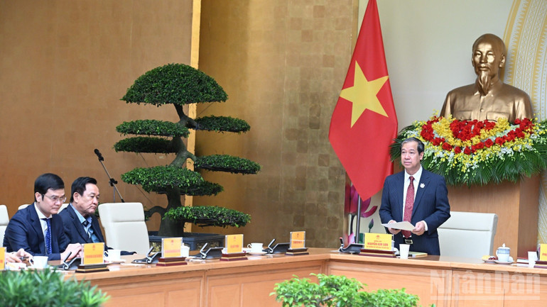 Utbildningsminister Nguyen Kim Son talar vid mötet. (Foto: TRAN HAI) ndo_br_b5-2358.jpg