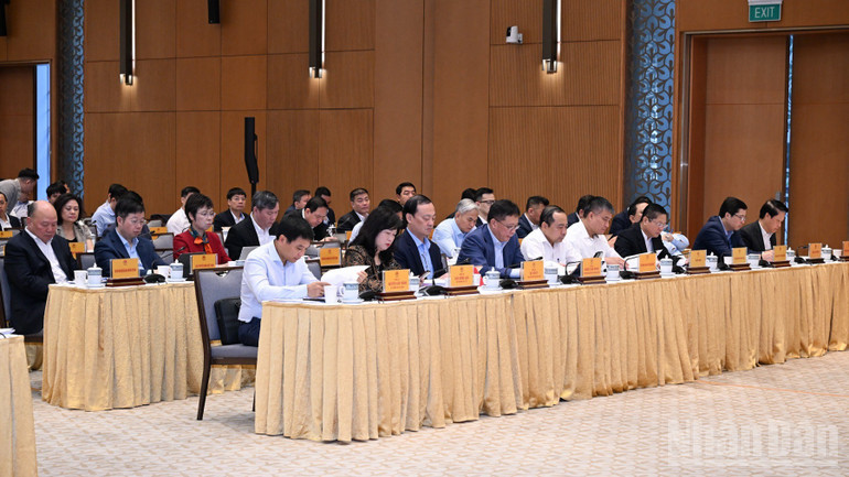 ថ្នាក់ដឹកនាំក្រសួងនិងសាខាមជ្ឈិមប្រតិភូចូលរួមកិច្ចប្រជុំ។ (រូបថត៖ ត្រាន់ ហៃ) ndo_br_a5-301.jpg