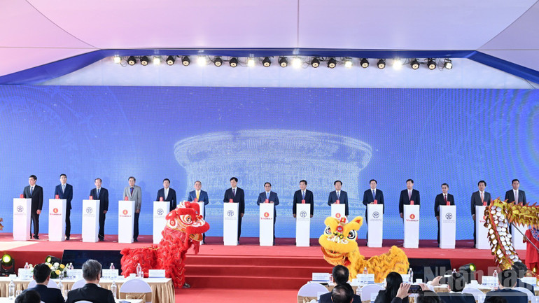 Nghi thức bấm nút khởi công, khánh thành, thông xe kỹ thuật 234 dự án, công trình. (Ảnh: TRẦN HẢI)