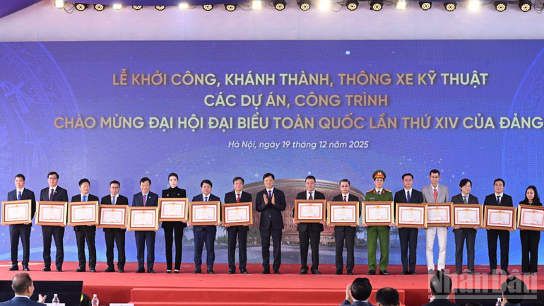 Các tập thể có thành tích xuất sắc được tặng thưởng Bằng khen của Thủ tướng Chính phủ. (Ảnh: TRẦN HẢI)