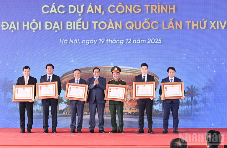 Thủ tướng Phạm Minh Chính trao Huân chương Lao động hạng Ba tặng các đơn vị có thành tích xuất sắc. (Ảnh: TRẦN HẢI)