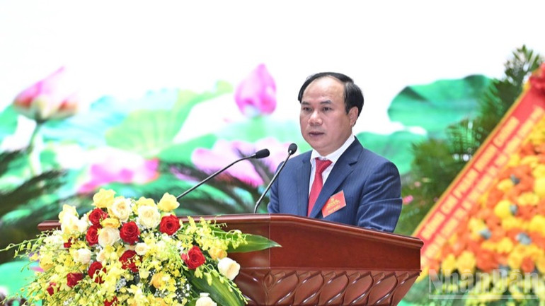 Thứ trưởng Xây dựng Nguyễn Văn Sinh trình bày Báo cáo chính trị tại đại hội. (Ảnh: TRẦN HẢI) ndo_br_a7-9888.jpg