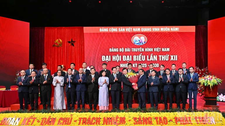 Bí thư Đảng ủy Chính phủ, Thủ tướng Chính phủ Phạm Minh Chính chúc mừng Ban Chấp hành Đảng bộ Đài Truyền hình Việt Nam nhiệm kỳ 2025-2030. (Ảnh: Trần Hải) ndo_br_a9-2608.jpg