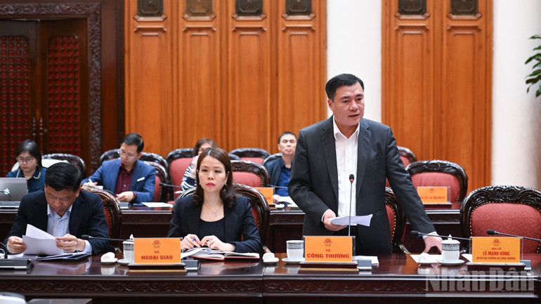 Lãnh đạo Bộ Công thương báo cáo tại cuộc họp. (Ảnh: TRẦN HẢI)