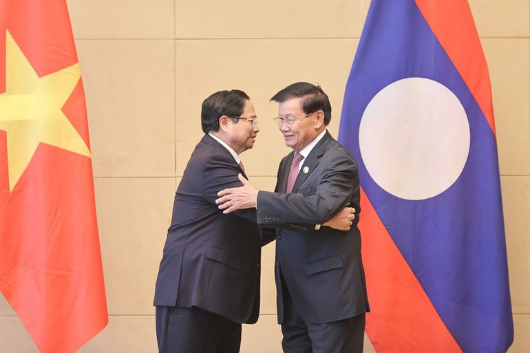 Thủ tướng khẳng định sự hiện diện của Tổng Bí thư, Chủ tịch nước Lào cùng Đoàn đại biểu cấp cao Lào tại Lễ kỷ niệm 80 năm Cách mạng Tháng Tám và Quốc khánh 02/9 của Việt Nam tới đây thể hiện tình cảm gắn bó, thủy chung giữa hai nước. (Ảnh: VGP/Nhật Bắc) l2.jpg