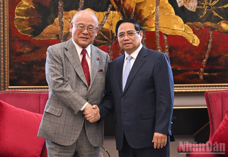 Thủ tướng Chính phủ Phạm Minh Chính và ông Takebe Tsutomu, Cố vấn đặc biệt Liên minh Nghị sĩ hữu nghị Nhật-Việt. (Ảnh: TRẦN HẢI)