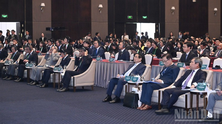 ভিয়েতনাম-জাপান স্থানীয় সহযোগিতা ফোরামে যোগদানকারী প্রধানমন্ত্রী ফাম মিন চিন এবং অন্যান্য নেতা এবং প্রতিনিধিরা। (ছবি: ট্রান হাই) Thủ tướng Phạm Minh Chính và các đồng chí lãnh đạo, đại biểu tham dự Diễn đàn Hợp tác địa phương Việt-Nhật. (Ảnh: TRẦN HẢI)