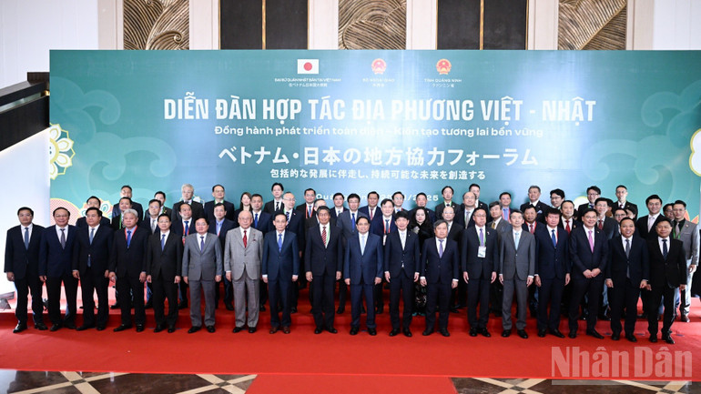 ফোরামে যোগদানকারী জাপানি প্রতিনিধিদের সাথে প্রধানমন্ত্রী ফাম মিন চিন। (ছবি: ট্রান হাই) ndo_br_b4-6401.jpg