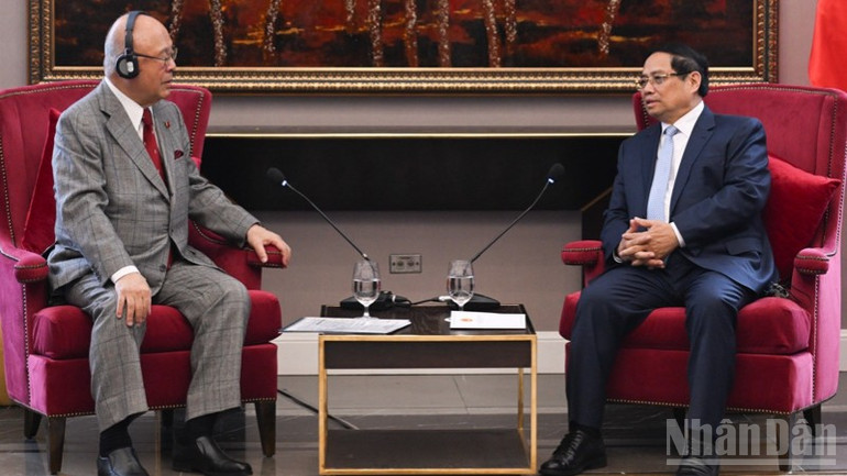 Thủ tướng Chính phủ Phạm Minh Chính tiếp ông Takebe Tsutomu, Cố vấn đặc biệt Liên minh Nghị sĩ hữu nghị Nhật-Việt. (Ảnh: TRẦN HẢI)