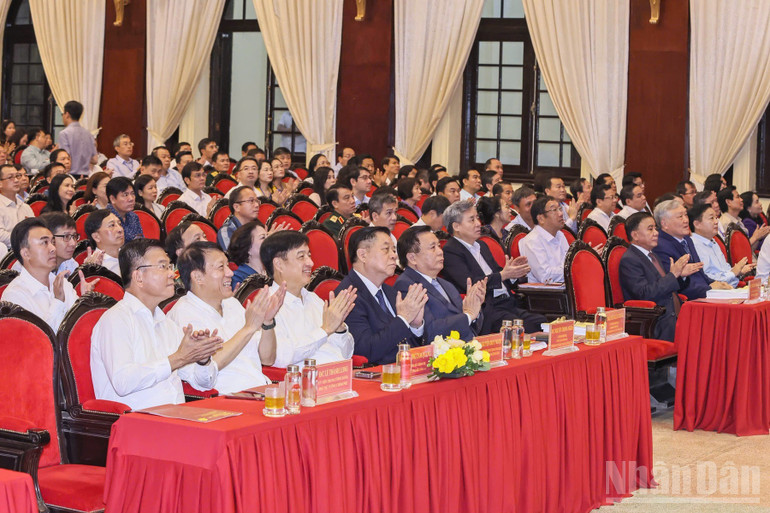 Các đồng chí Lãnh đạo Đảng, Nhà nước, các đại biểu tham dự hội nghị . ndo_br_a5.jpg