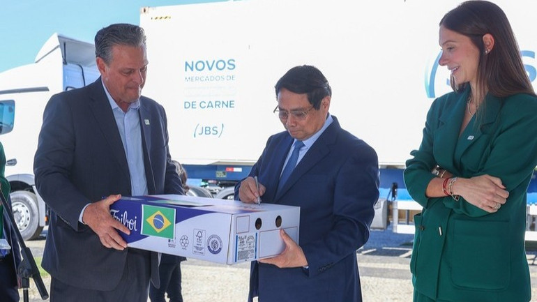 Thủ tướng Phạm Minh Chính ký tượng trưng sản phẩm thịt bò đầu tiên của Brazil xuất khẩu sang Việt Nam. ( Ảnh: VGP/Nhật Bắc) a3-6102.jpg