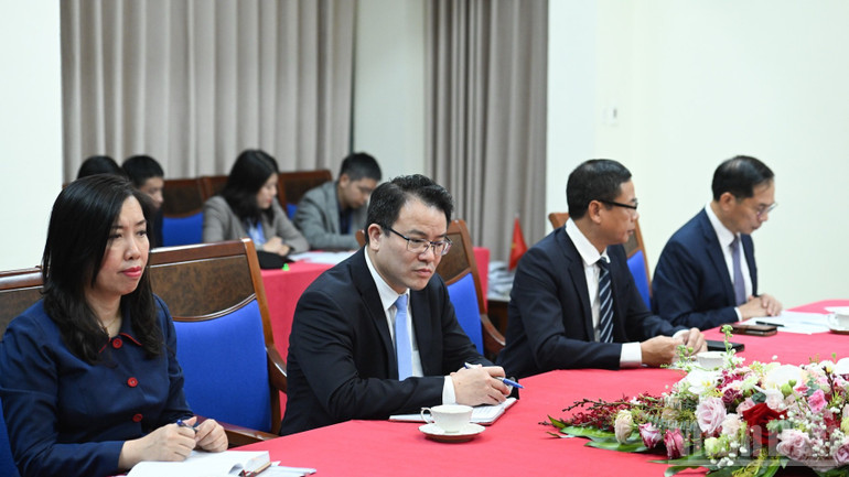 Des responsables de plusieurs ministères et agences vietnamiennes ont participé à la téléconférence. (Photo : TRAN HAI) ndo_br_a2-2570.jpg
