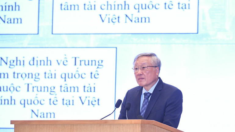 Phó Thủ tướng Thường trực Chính phủ Nguyễn Hòa Bình giới thiệu tóm tắt các Nghị định của Chính phủ hướng dẫn thực hiện Nghị quyết số 222/2025/QH15 của Quốc hội. (Ảnh: Trần Hải)