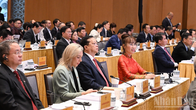 Đại diện các tập đoàn tài chính, các đại biểu tham dự hội nghị. (Ảnh: Trần Hải)