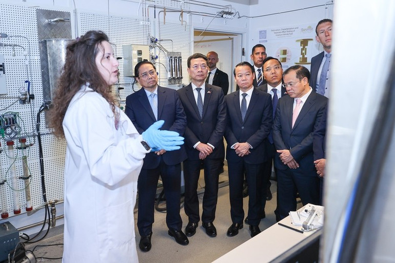 Thủ tướng Phạm Minh Chính tham quan Phòng thí nghiệm hạt nhân của Viện Nghiên cứu Hoàng gia Thụy Điển.(Ảnh: VGP/NHẬT BẮC) a1.jpg