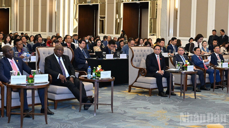 Thủ tướng Phạm Minh Chính, Tổng thống Matamela Cyril Ramaphosa và các đại biểu dự Diễn đàn Doanh nghiệp Việt Nam-Nam Phi. (Ảnh: Trần Hải) ndo_br_b2-3106-338.jpg