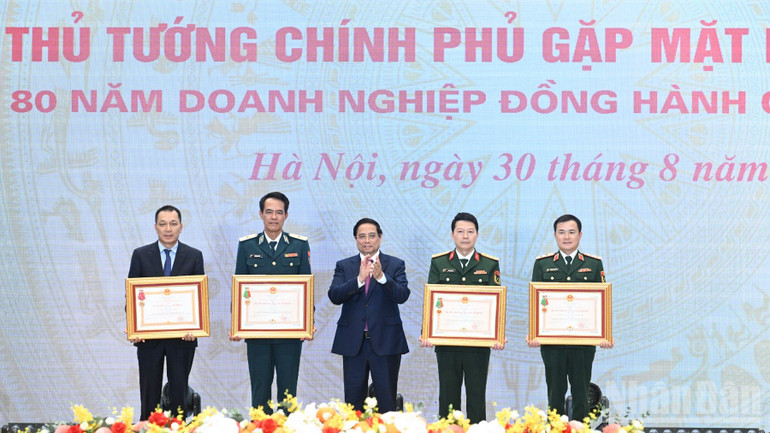 Thủ tướng Phạm Minh Chính trao Huân chương Bảo vệ Tổ quốc tặng các doanh nghiệp tiêu biểu. (Ảnh: Trần Hải) ndo_br_a11-1083.jpg