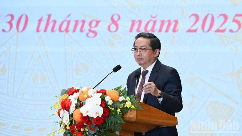 Chủ tịch Tập đoàn CT Group Trần Kim Chung phát biểu tham luận tại hội nghị. (Ảnh: Trần Hải) ndo_br_a10-2299.jpg
