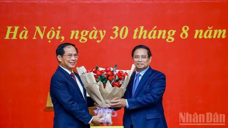 Thủ tướng Phạm Minh Chính tặng hoa Phó Thủ tướng Bùi Thanh Sơn. (Ảnh: Trần Hải) ndo_br_a2-3723.jpg