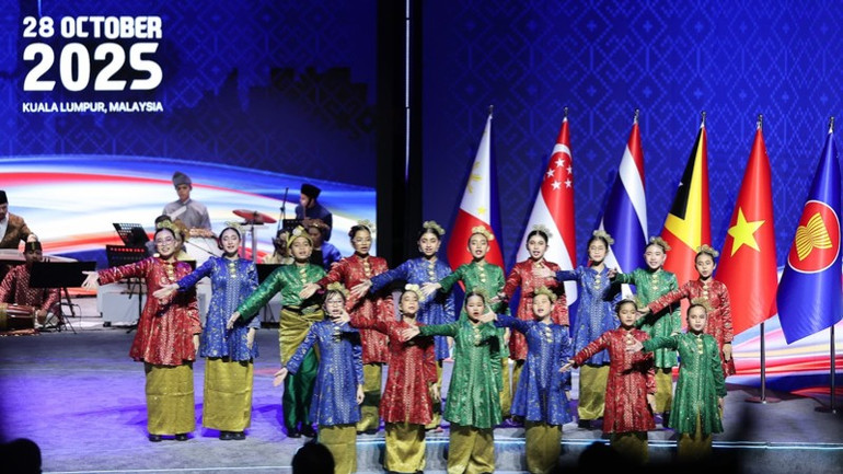 Kunstperformance ved avslutningsseremonien. (Foto: VGP/Nhat Bac) ab1-9244.jpg