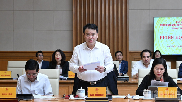 Lãnh đạo Bộ Tài chính phát biểu ý kiến tại phiên họp. (Ảnh: Trần Hải) Lãnh đạo Bộ Tài chính phát biểu ý kiến tại phiên họp. (Ảnh: Trần Hải)