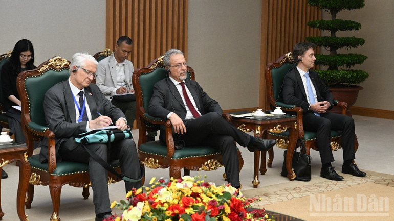 Đoàn thanh tra của EC tại buổi tiếp. (Ảnh: TRẦN HẢI)