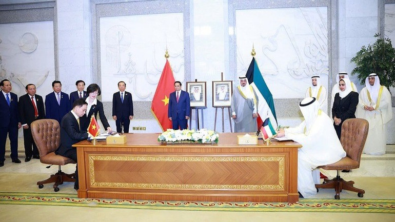 Премьер-министры двух стран присутствовали на подписании протокола о внесении изменений в соглашение с Кувейтом об отмене виз для владельцев дипломатических и служебных паспортов, а также меморандума о взаимопонимании по сотрудничеству между Дипломатической академией Вьетнама при Министерстве иностранных дел Вьетнама и Кувейтским институтом дипломатии имени Сауда ан-Насера ас-Сабаха при Министерстве иностранных дел Кувейта. (Фото: Нят Бак/VGP) b4-5746.jpg