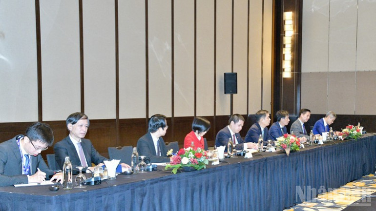 A találkozón részt vettek a Vietnamhoz közeli tengerekkel rendelkező ASEAN-országok vietnami nagykövetei. (Fotó: THANH GIANG) ndo_br_b3-6675.jpg