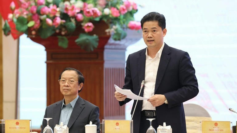 Thứ trưởng Y tế Vũ Mạnh Hà trả lời câu hỏi của báo chí. (Ảnh: VGP)