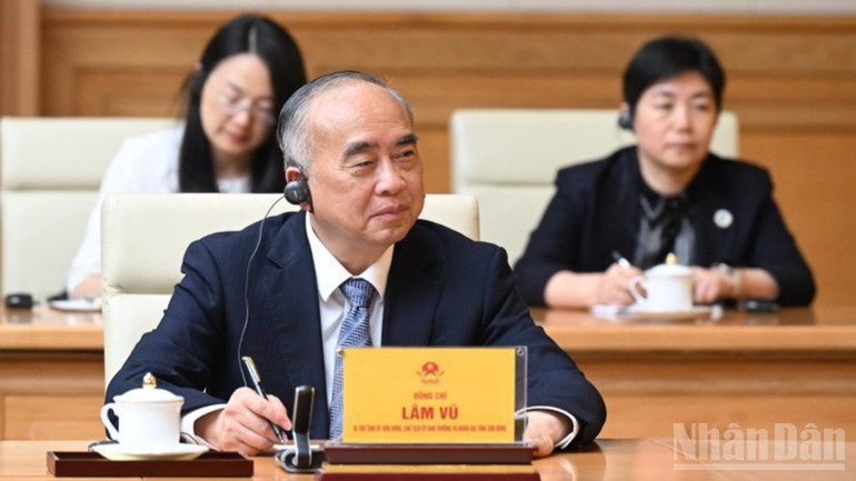 Bí thư Tỉnh ủy Sơn Đông Lâm Vũ phát biểu ý kiến tại buổi tiếp. (Ảnh: Trần Hải) Bí thư Tỉnh ủy Sơn Đông Lâm Vũ phát biểu ý kiến tại buổi tiếp. (Ảnh: Trần Hải)