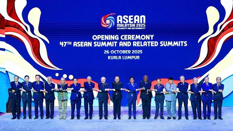 Thủ tướng Phạm Minh Chính cùng lãnh đạo các nước ASEAN và Timor-Leste dự lễ khai mạc hội nghị Cấp cao ASEAN lần thứ 47 và các Hội nghị Cấp cao liên quan. (Ảnh: VGP/Nhật Bắc) a2-1372-5236.jpg
