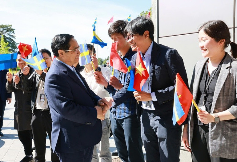 Thủ tướng Phạm Minh Chính với sinh viên, nghiên cứu sinh Việt Nam đang học tập và nghiên cứu tại Đại học Uppsala. (Ảnh: TTXVN) ab5.jpg