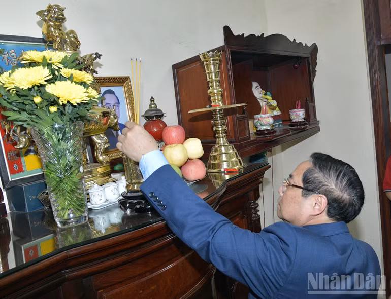 Thủ tướng Chính phủ Phạm Minh Chính dâng hương tưởng nhớ cố Thủ tướng Chính phủ Phan Văn Khải. (Ảnh: THANH GIANG)