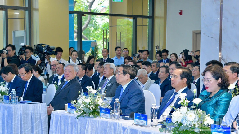 Thủ tướng Chính phủ Phạm Minh Chính và các đồng chí lãnh đạo, đại biểu tham dự lễ ra mắt Trung tâm Tài chính quốc tế Việt Nam. (Ảnh: THANH GIANG)