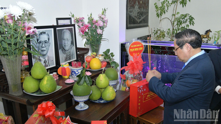 Thủ tướng Chính phủ Phạm Minh Chính dâng hương tưởng nhớ cố Tổng Bí thư Nguyễn Văn Linh. (Ảnh: Thanh Giang)