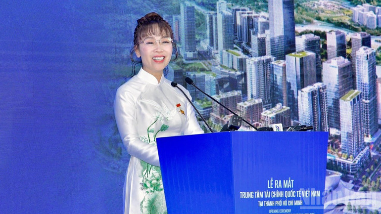 Đại diện các nhà đầu tư tham gia Trung tâm Tài chính quốc tế Việt Nam phát biểu ý kiến tại buổi lễ. (Ảnh: THANH GIANG)