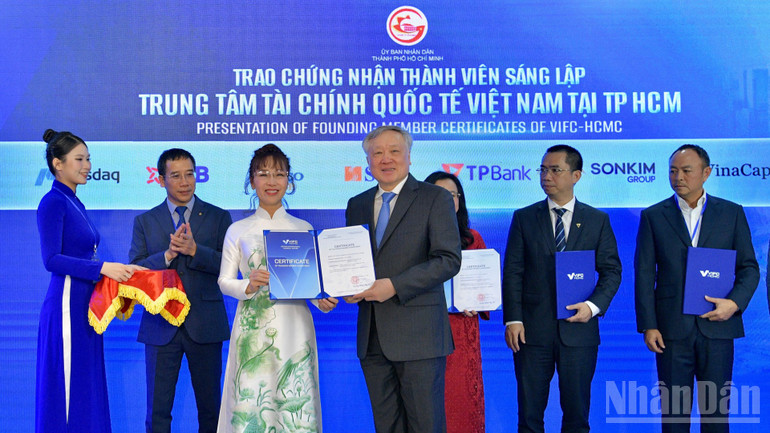 Phó Thủ tướng Thường trực Chính phủ Nguyễn Hòa Bình trao Chứng nhận thành viên sáng lập Trung tâm Tài chính quốc tế Việt Nam tại Thành phố Hồ Chí Minh cho các nhà đầu tư. (Ảnh: THANH GIANG)
