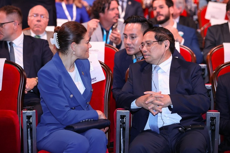 Thủ tướng Phạm Minh Chính trao đổi với Công chúa Thụy Điển Victoria Ingrid Alice Desiree. (Ảnh: VGP/Nhật Bắc) hop6.jpg