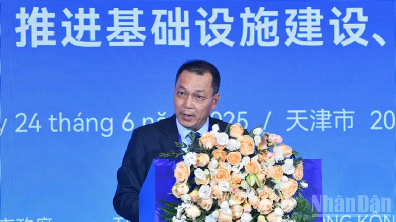Chủ tịch Hội đồng thành viên Tập đoàn Điện lực Việt Nam (EVN) Đặng Hoàng An phát biểu ý kiến tại diễn đàn. (Ảnh: THANH GIANG) ndo_br_evn-3712.jpg