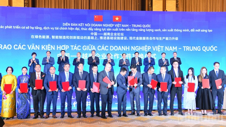 Thủ tướng Chính phủ Phạm Minh Chính chứng kiến Lễ trao các văn bản thỏa thuận hợp tác giữa các tập đoàn, doanh nghiệp Việt Nam và Trung Quốc. (Ảnh: THANH GIANG) ndo_br_anh-3-5302.jpg