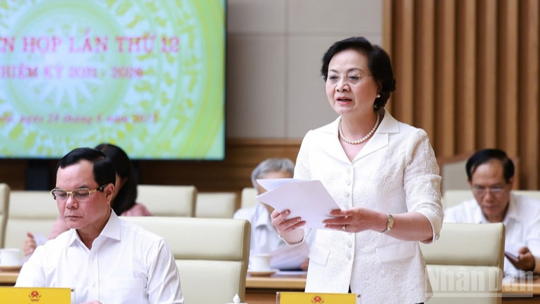 Bộ trưởng Nội vụ Phạm Thị Thanh Trà - Phó Chủ tịch Thường trực Hội đồng Thi đua-Khen thưởng Trung ương phát biểu tại phiên họp. (Ảnh: Trần Hải) ndo_br_ab1-4529.jpg