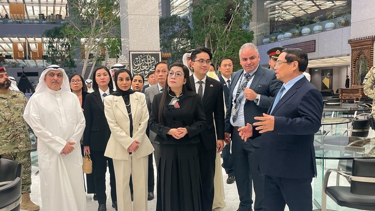 Prim-ministrul Pham Minh Chinh și soția sa vizitează clădirea Patrimoniului Cultural Arab. (Foto: Nhat Bac/VGP) c5-8636.jpg