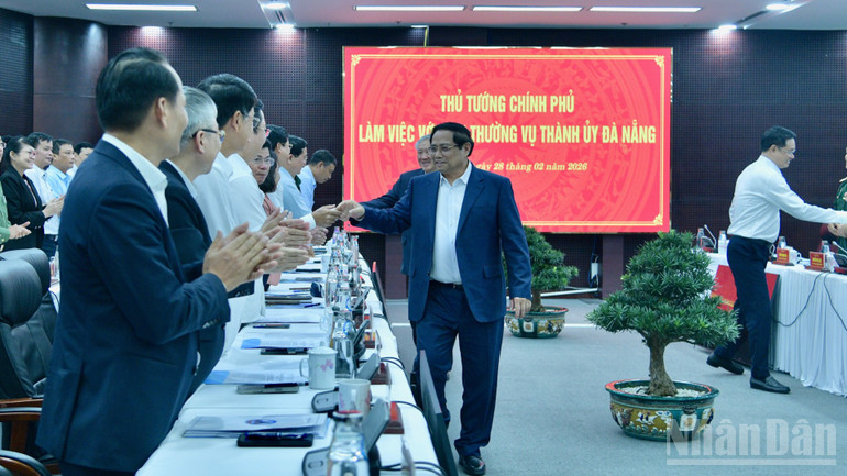 Thủ tướng Chính phủ Phạm Minh Chính với đại diện lãnh đạo các sở, ban, ngành thành phố Đà Nẵng. (Ảnh: Thanh Giang)